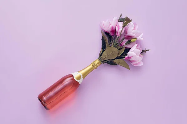 Egy Üveg Rózsa Pezsgő Posy Virágokkal Rendezett Átlósan Lila Háttér — Stock Fotó