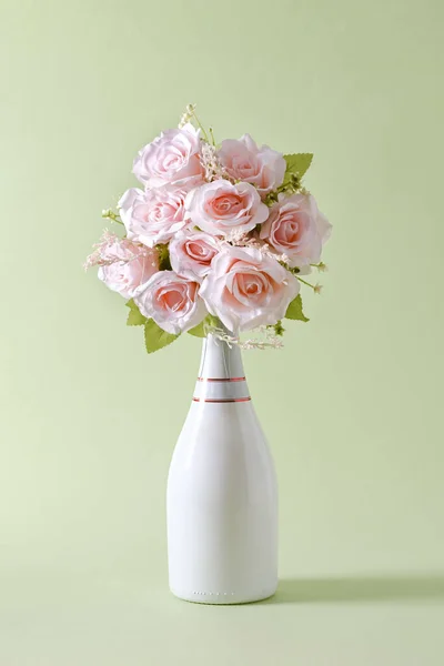 Friss Rózsaszín Virágcsokor Stílusos Címke Nélküli Fehér Pezsgős Üvegben Zöld — Stock Fotó