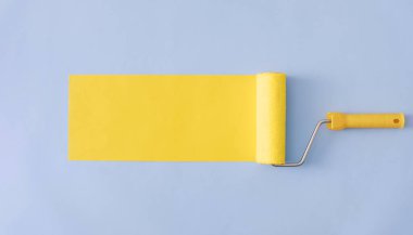 Sarı boyalı pankart, boya silindirli ve mavi arkaplan üzerine geniş açılı panorama.