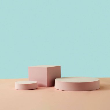 Reklam ve konsept wuth üç boş bej renkli kaideyi mavi bir duvara karşı fotokopi alanı ile gösterme