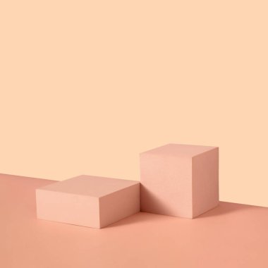 Ürün yerleştirme için kopyalama alanı olan çift renkli bej arkaplan üzerinde dikdörtgen kaideler ile kavramı göster