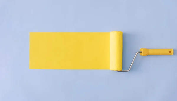 黄色彩绘横幅 上有彩绘滚筒 从广阔的角度复制蓝色背景上的空间 — 图库照片