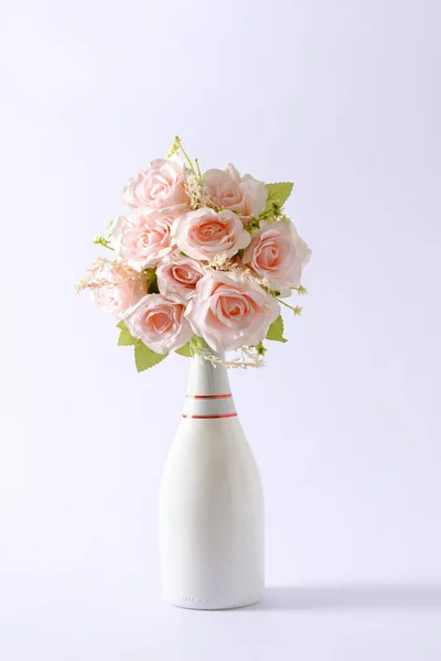 Buquê Flores Rosa Frescas Uma Garrafa Champanhe Branco Sem Rótulo — Fotografia de Stock