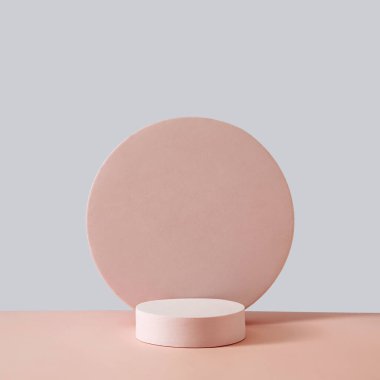 Gri bir duvarın üzerinde bej kaidesi ve kopya alanı olan dairesel destekli ürün yerleştirme kavramı