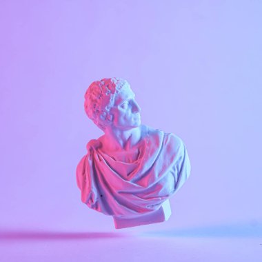 Mor arka planda gölgeli yüzen antik Yunan ya da Roma büstü