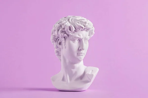 古代の像は紫色の背景にダビデの頭です 文化と気泡波の概念 — ストック写真