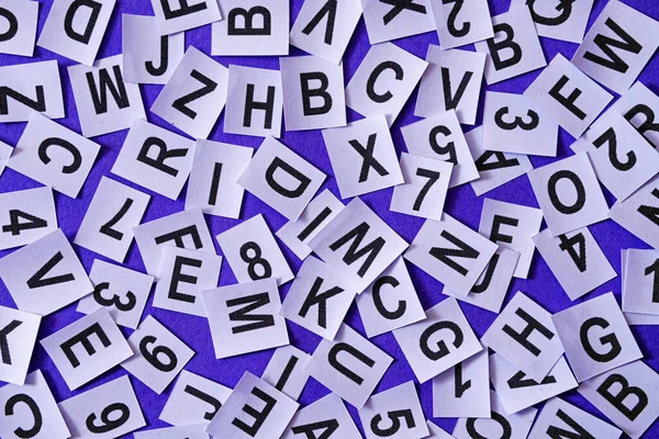 用紫色流行背景的字母和数字作为字体和学校字体的教育和语言学习信息的概念 — 图库照片
