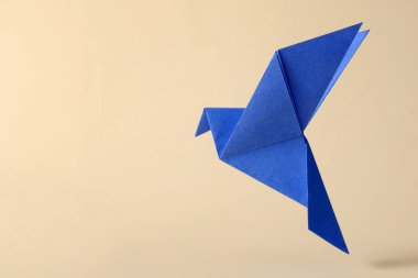Japon origami el yapımı oyuncaklar hakkında minimal uçan güvercinler..