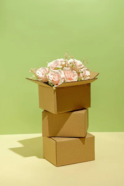 Caixas Papelão Embalando Florescendo Buquê Rosas Rosa Serviço Presentes Conceito — Fotografia de Stock