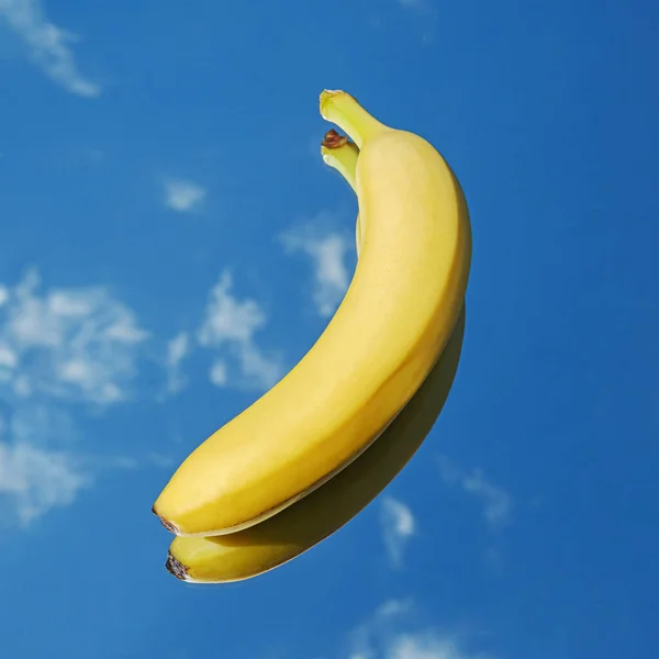 Bananfrukt Tropisk Gul Blå Himmel Och Moln Bakgrund Banan Spegeln — Stockfoto