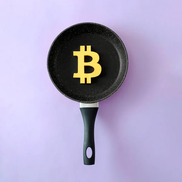 Het Symbool Van Moderne Digitale Cryptogeld Bitcoin Een Koekenpan Als — Stockfoto