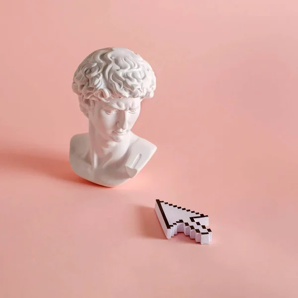 미켈란젤로의 동상인 컴퓨터와 기술의 마우스커서 전시를 최소한의 레트로 웨이브 스타일 스톡 이미지