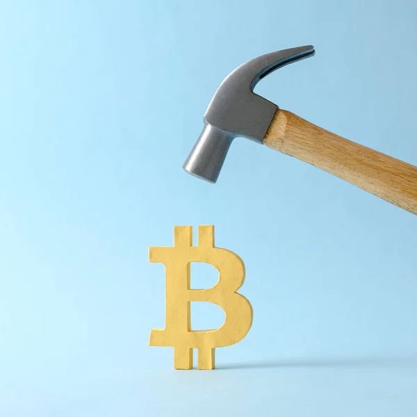Bitcoin Cryptocurrency Online Internet Smash Hammer Minimal Concept Financial Crisis — Stockfoto
