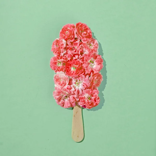 Fresh Ice Cream Stick Rose Flowers Summer Pastel Green Background — ストック写真