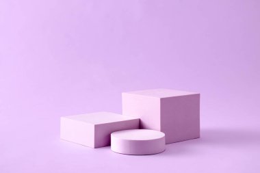 Ürün, nesne sunumu veya reklamcılık için en az maket pastel podyum kaidesi yuvarlak ve kare şekli. .
