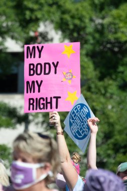 Protestocular, 2 Ekim 2021 'de Washington, DC' de düzenlenen Kadın Yürüyüşü kapsamında üreme haklarına destek yürüyüşü düzenledi.