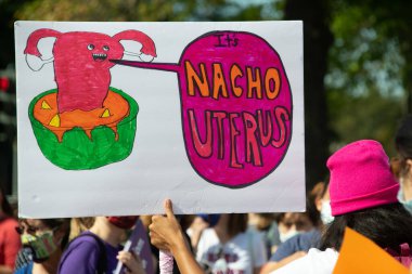 Protestocular, 2 Ekim 2021 'de Washington, DC' de düzenlenen Kadın Yürüyüşü kapsamında üreme haklarına destek yürüyüşü düzenledi.