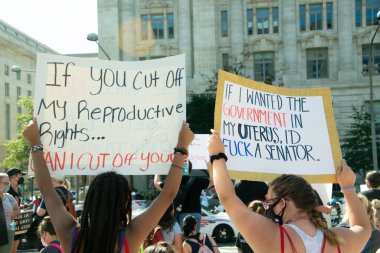 Protestocular, 2 Ekim 2021 'de Washington, DC' de düzenlenen Kadın Yürüyüşü kapsamında üreme haklarına destek yürüyüşü düzenledi.
