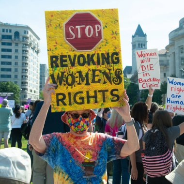 Protestocular, 2 Ekim 2021 'de Washington, DC' de düzenlenen Kadın Yürüyüşü kapsamında üreme haklarına destek yürüyüşü düzenledi.
