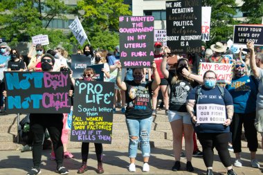 Protestocular, 2 Ekim 2021 'de Washington, DC' de düzenlenen Kadın Yürüyüşü kapsamında üreme haklarına destek yürüyüşü düzenledi.