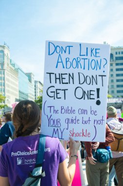 Protestocular, 2 Ekim 2021 'de Washington, DC' de düzenlenen Kadın Yürüyüşü kapsamında üreme haklarına destek yürüyüşü düzenledi.