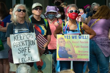 Protestocular, 2 Ekim 2021 'de Washington, DC' de düzenlenen Kadın Yürüyüşü kapsamında üreme haklarına destek yürüyüşü düzenledi.