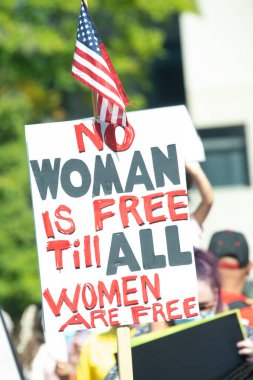 Protestocular, 2 Ekim 2021 'de Washington, DC' de düzenlenen Kadın Yürüyüşü kapsamında üreme haklarına destek yürüyüşü düzenledi.