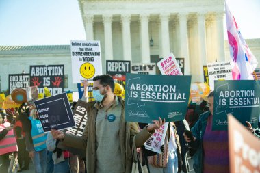 1 Aralık 2021 'de Washington, DC' de Roe v. Wade 'e karşı açılan davada protestocular toplandı.