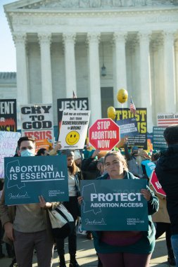 1 Aralık 2021 'de Washington, DC' de Roe v. Wade 'e karşı açılan davada protestocular toplandı.