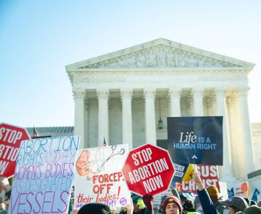 1 Aralık 2021 'de Washington, DC' de Roe v. Wade 'e karşı açılan davada protestocular toplandı.