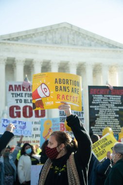 1 Aralık 2021 'de Washington, DC' de Roe v. Wade 'e karşı açılan davada protestocular toplandı.