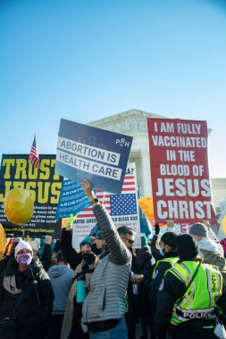 1 Aralık 2021 'de Washington, DC' de Roe v. Wade 'e karşı açılan davada protestocular toplandı.