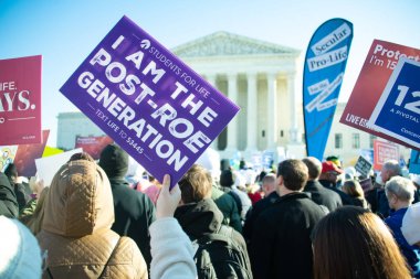 1 Aralık 2021 'de Washington, DC' de Roe v. Wade 'e karşı açılan davada protestocular toplandı.