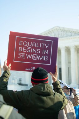 1 Aralık 2021 'de Washington, DC' de Roe v. Wade 'e karşı açılan davada protestocular toplandı.