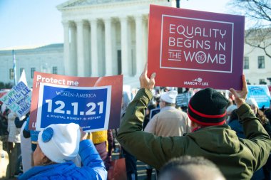 1 Aralık 2021 'de Washington, DC' de Roe v. Wade 'e karşı açılan davada protestocular toplandı.