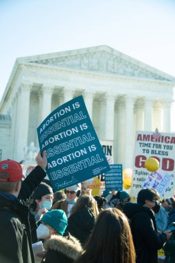 1 Aralık 2021 'de Washington, DC' de Roe v. Wade 'e karşı açılan davada protestocular toplandı.