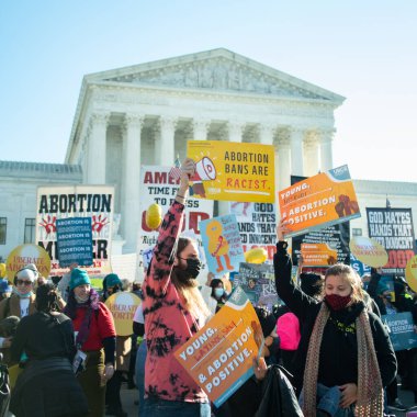 1 Aralık 2021 'de Washington, DC' de Roe v. Wade 'e karşı açılan davada protestocular toplandı.