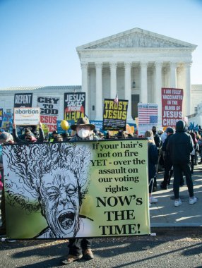 1 Aralık 2021 'de Washington, DC' de Roe v. Wade 'e karşı açılan davada protestocular toplandı.