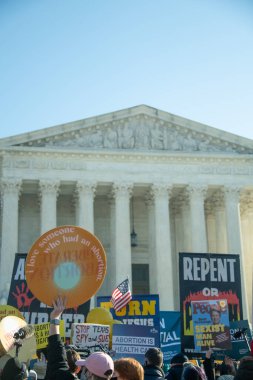 1 Aralık 2021 'de Washington, DC' de Roe v. Wade 'e karşı açılan davada protestocular toplandı.