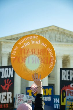 1 Aralık 2021 'de Washington, DC' de Roe v. Wade 'e karşı açılan davada protestocular toplandı.