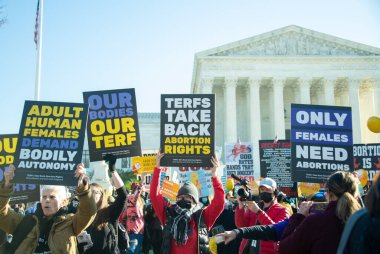 1 Aralık 2021 'de Washington, DC' de Roe v. Wade 'e karşı açılan davada protestocular toplandı.