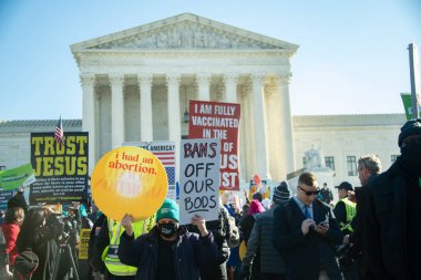 1 Aralık 2021 'de Washington, DC' de Roe v. Wade 'e karşı açılan davada protestocular toplandı.