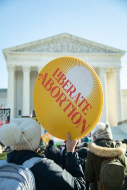 1 Aralık 2021 'de Washington, DC' de Roe v. Wade 'e karşı açılan davada protestocular toplandı.