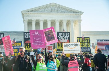 1 Aralık 2021 'de Washington, DC' de Roe v. Wade 'e karşı açılan davada protestocular toplandı.