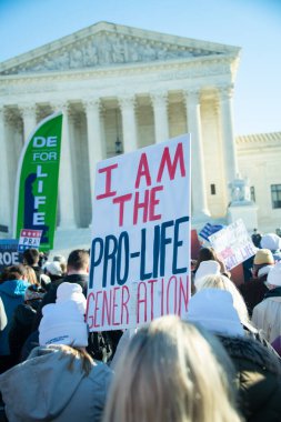1 Aralık 2021 'de Washington, DC' de Roe v. Wade 'e karşı açılan davada protestocular toplandı.