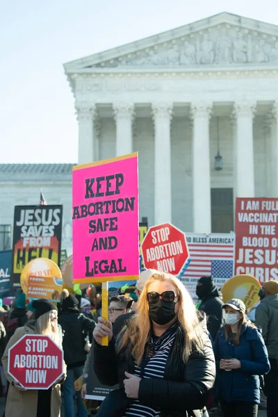 Demonstranten Protesteren Buiten Het Hooggerechtshof Als Het Hof Roe Wade — Stockfoto