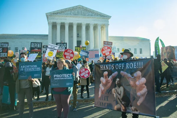 Demonstranten Protesteren Buiten Het Hooggerechtshof Als Het Hof Roe Wade — Stockfoto