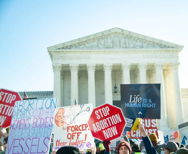 Demonstranten Protesteren Buiten Het Hooggerechtshof Als Het Hof Roe Wade — Stockfoto