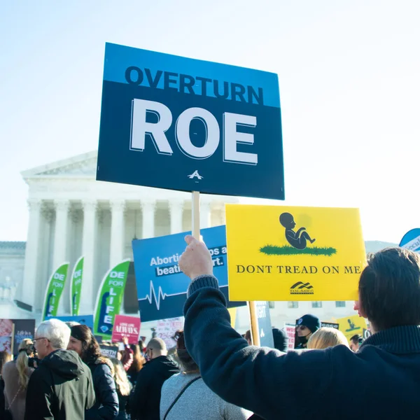 1 Aralık 2021 'de Washington, DC' de Roe v. Wade 'e karşı açılan davada protestocular toplandı.