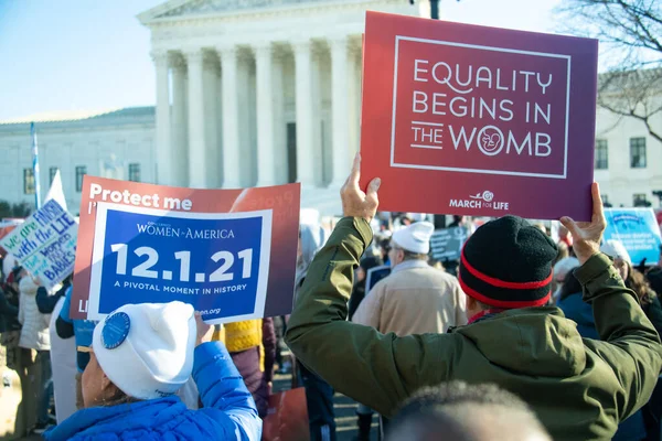 Demonstranten Protesteren Buiten Het Hooggerechtshof Als Het Hof Roe Wade — Stockfoto